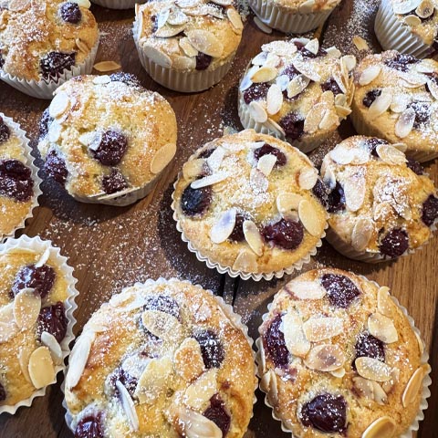 Muffins mit Kirschen